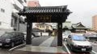 境内に九州別院最上稲荷があります