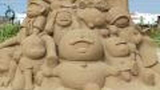 駐車場脇にドラえもんや鬼滅の刃のサンドアートが鎮座していた。