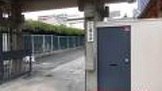 御笠川と宮内筋通りの角に