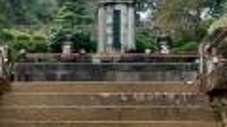 板垣退助銅像と、後方の高知城がいっしょにとれる