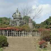 尋常でないくらいの急坂の上にある公園