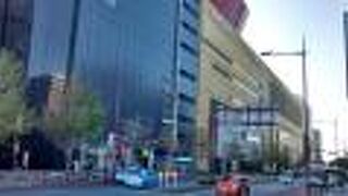 めちゃ斬新でモダンでカラフルな建物