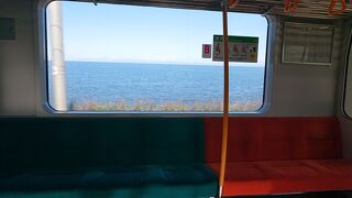 車窓から海の眺めを堪能