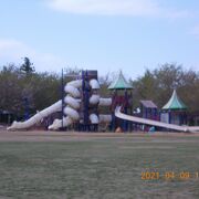 大きな遊具がある公園