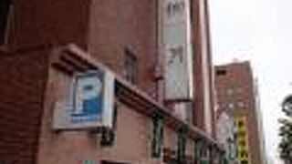 ビルの中に駐車スペースあります