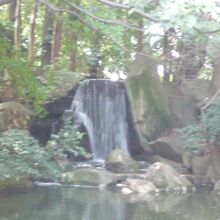 豊かな水の流れを生み出す滝です。公園内の池に水を提供します。