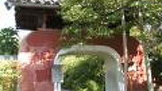 五百羅漢の石造群で有名