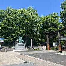 神社入口の象山の銅像