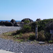 少し開けた石の浜です。