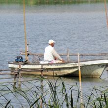 釣り人か養魚場の管理かな？