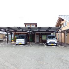 屋根付き駐車場もあり
