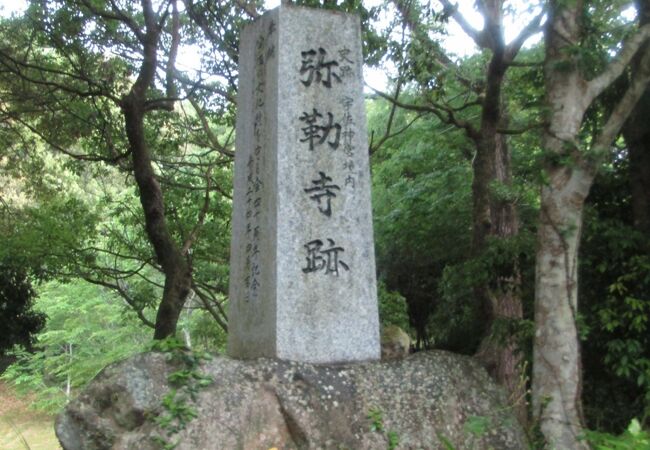 礎石と記念碑だけが残る弥勒寺跡