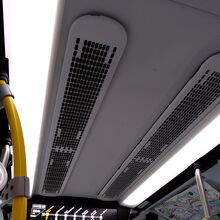 中は電光掲示の表示あり