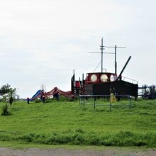 いろいろな遊具や四阿もある