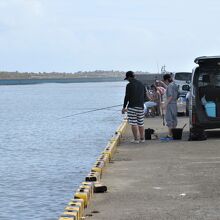 防波堤では釣りをする家族連れがたくさんいます
