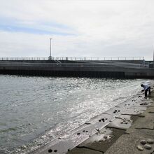 あちこちで釣りを楽しむ人たち