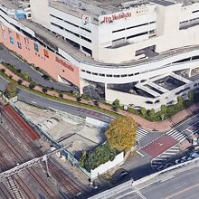 具体的な場所は、イトーヨーカ堂の手前の三角形の施設です。