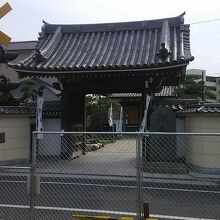 京成金町線の線路沿いにあります。