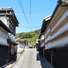 神社へ向かう道です。
