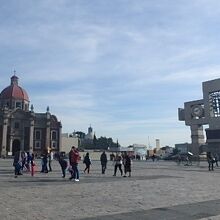 右にグアダルーペ寺院にあるカリヨン