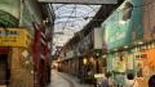 市場本通り商店街に平行してあるアーケード商店街！