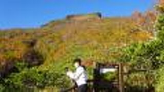 温泉街から、ロープウェイとリフトを使えば、約30分で7合目（1520ｍ）まで行くことができます。