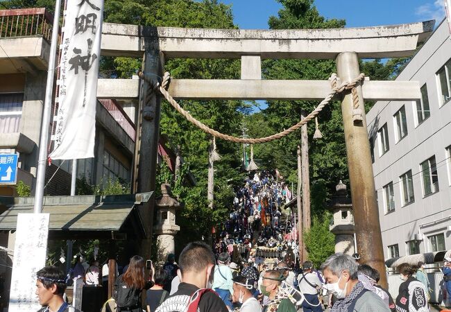 上諏訪の手長神社御柱祭に