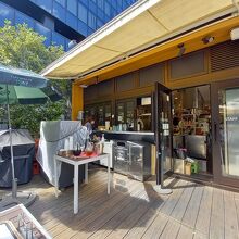 店内の他に定禅寺通側のデッキでも食べることが出来ます