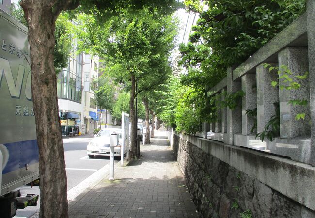 太田姫稲荷神社の前の道