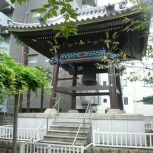 山門の北側には、格調高い鐘楼があります。歴史を感じます。