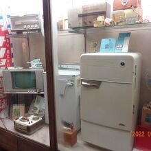 昭和の三種の神器＝冷蔵庫+テレビ+洗濯機がありました。