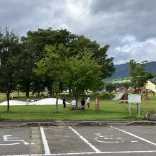 広い公園に遊具が有る道の駅