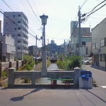 川沿いの歩道が広めで歩きやすいです