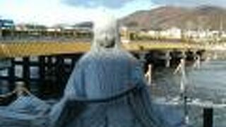 源氏物語と宇治の縁で紫式部の像などがあります