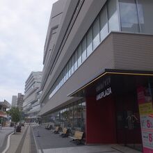 市街地側から。むこうは「うみ館」。