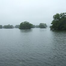 大小さまざまな小島が浮かんでいます
