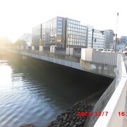 片側4車線の広い昭和通りが走っている橋