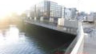 片側4車線の広い昭和通りが走っている橋