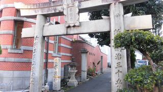 福岡城の鬼門にあたる場所に建っています