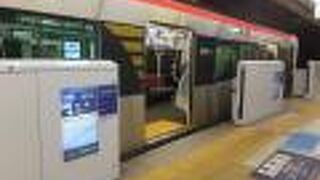 新車は座席数が少ないです。