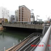 橋の上で車線合流って珍しい