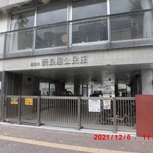 公民館の奥に小学校