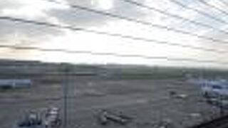 飛行機が離着陸しまくり。