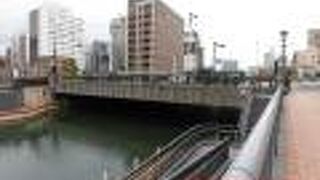 橋の上で車線合流って珍しい