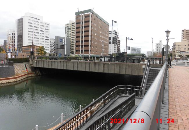 橋の上で車線合流って珍しい