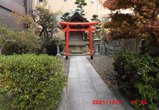 入口にに川上音二郎生誕記念碑があります