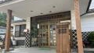 別所温泉役場跡に建っている