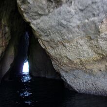 あの細い洞門を潜り抜け海へ行きます。