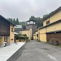 炭酸泉と建築美と地産地消の料理をセットで味わえる旅館