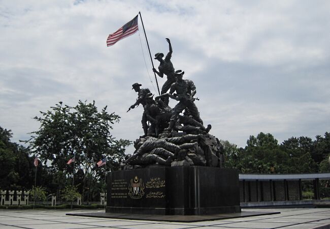 勇敢な兵士たちに捧げるために建てられた記念碑